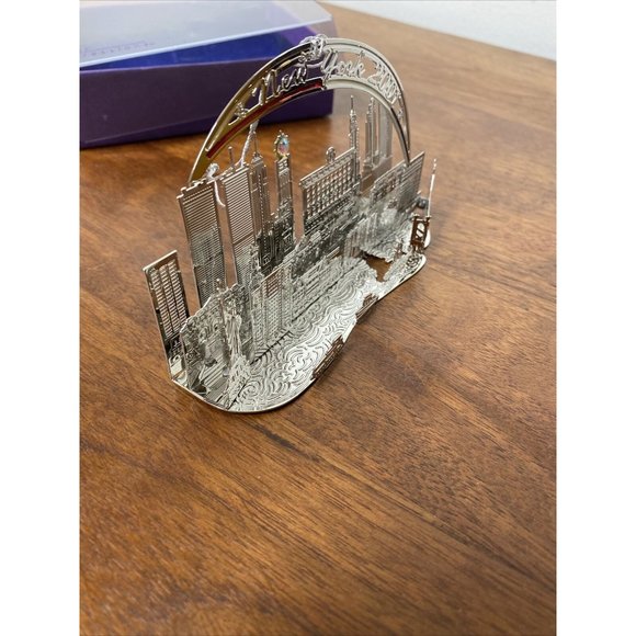 Vintage Two-Hands New York City Skyline Christmas Ornament twin Towers 2001 New - Picture 3 of 10
